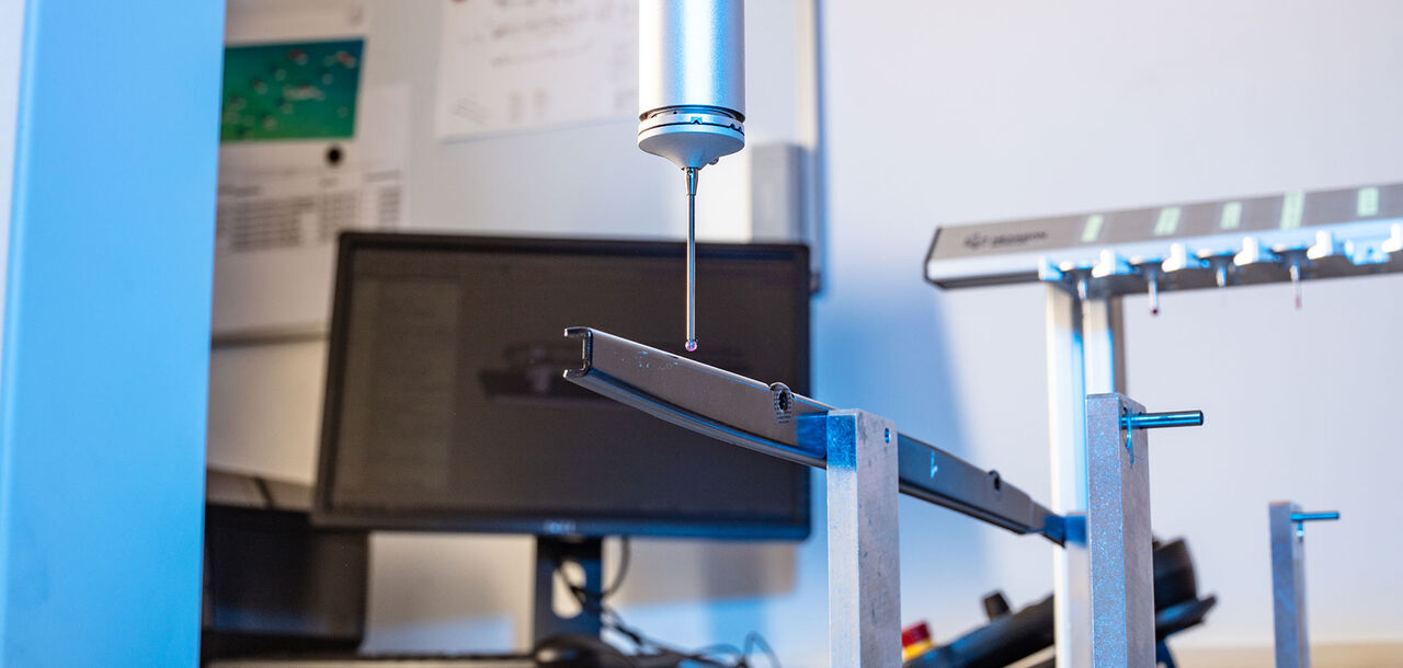 3D-Koordinatenmessgerät bei der Prüfung eines Stanzteils in der PMS-Qualitätssicherung
